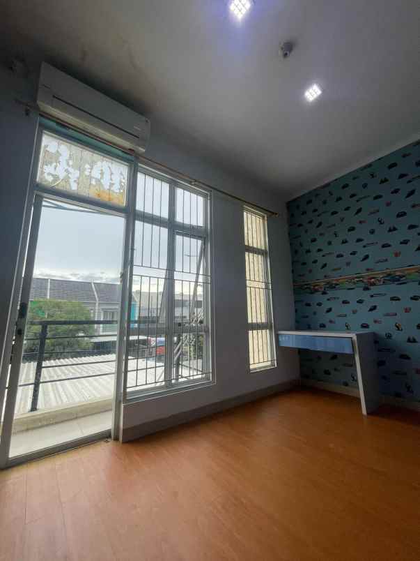 dijual rumah taman surya 5