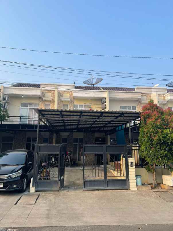 dijual rumah taman surya 5