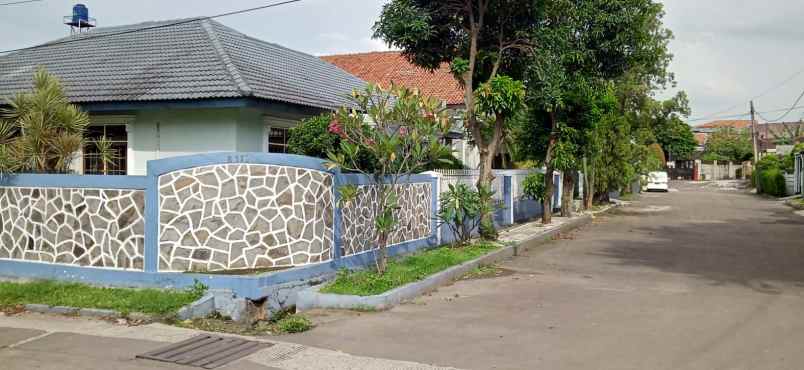 dijual rumah tua di jl tanjung cinere