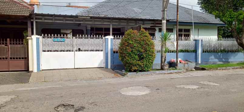 dijual rumah tua di jl tanjung cinere