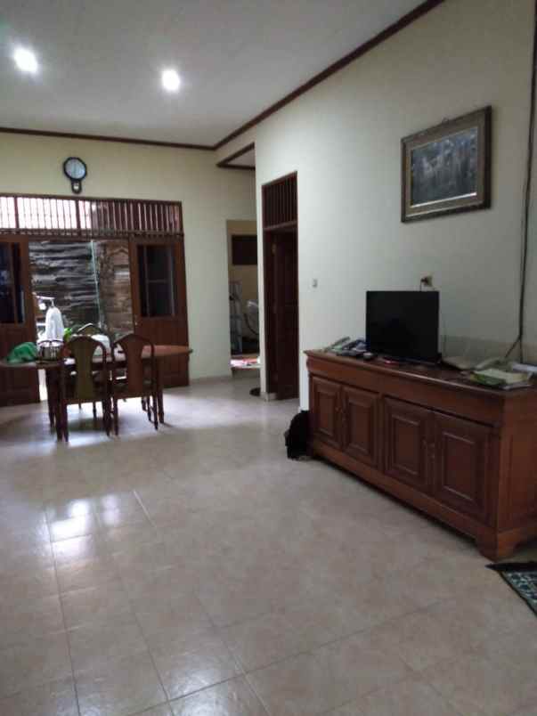 dijual rumah ujung gede