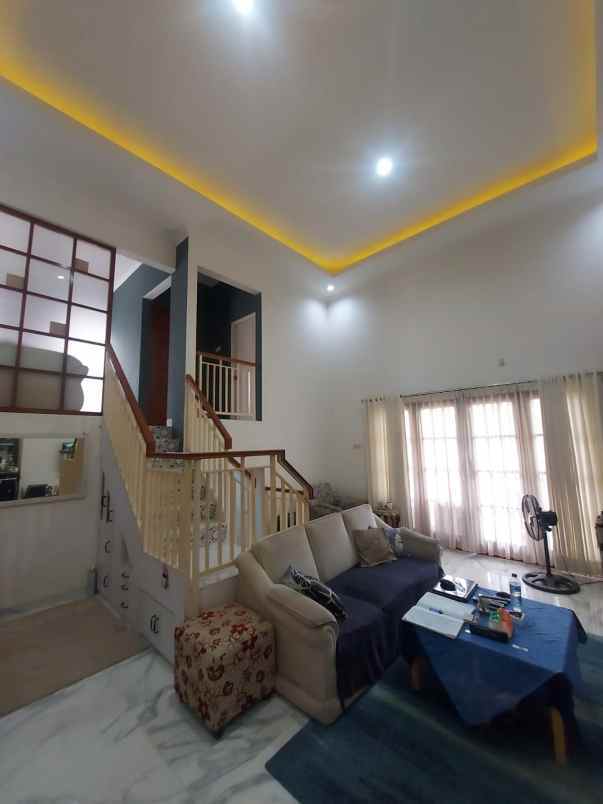 dijual rumah villa gunung lestari