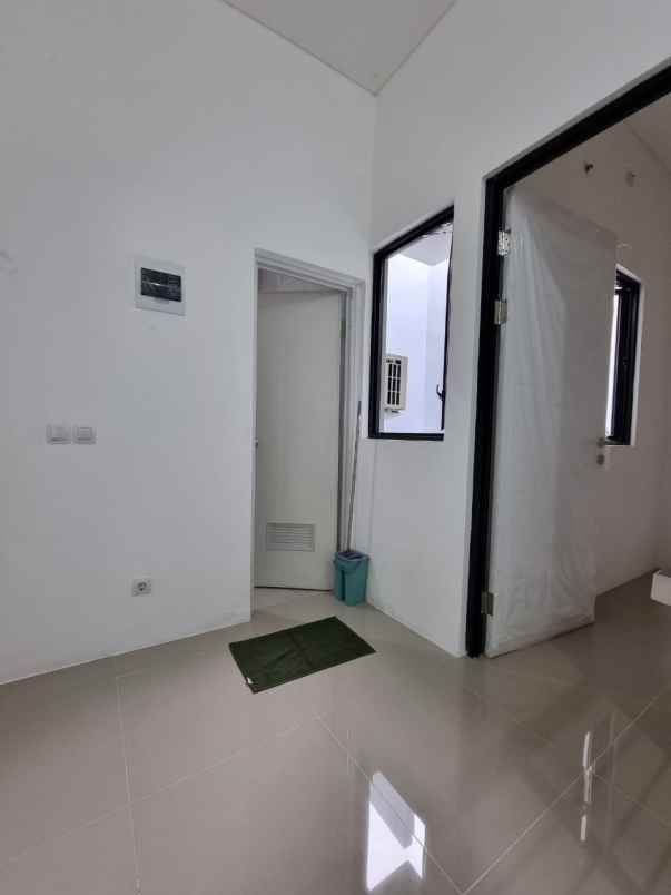 dijual rumah wisma permai barat