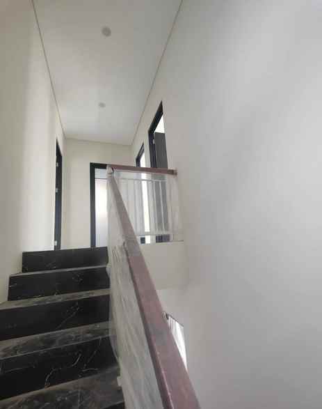 dijual rumah wisma permai barat