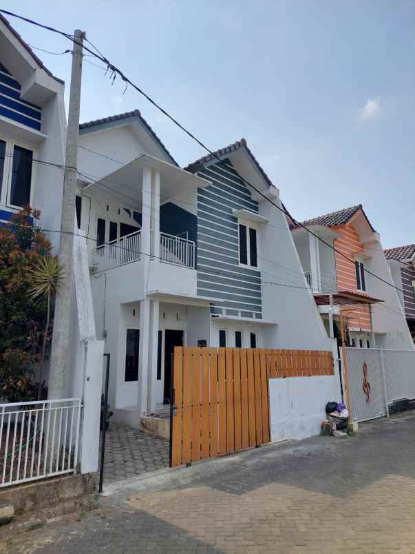 dijual villa aktif 2 lantai kota batu