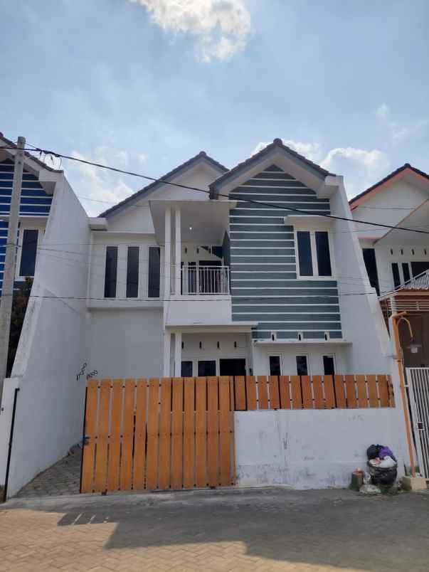 dijual villa aktif 2 lantai kota batu