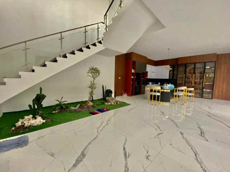 dijual villa jalan renon denpasar bali