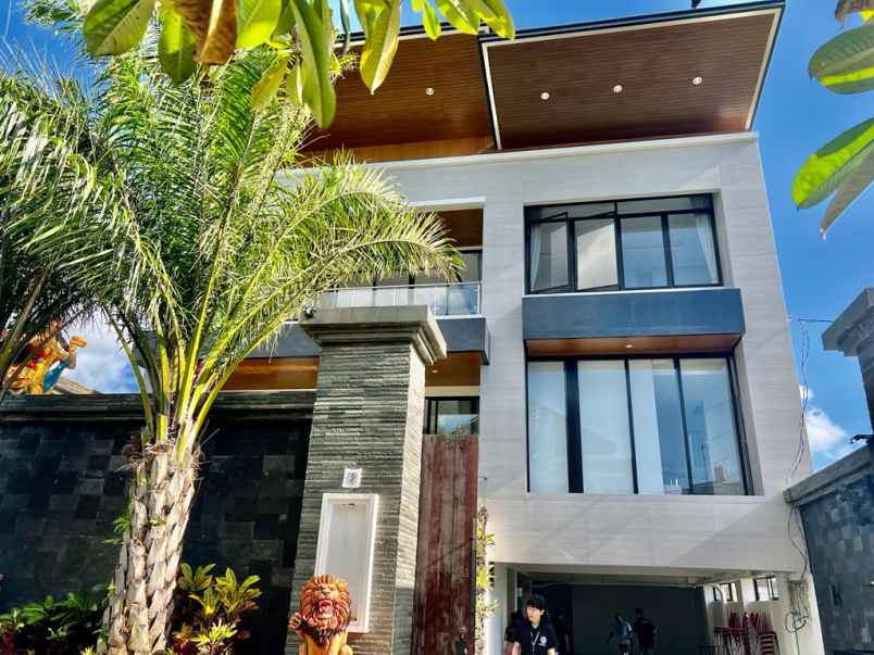 dijual villa jalan renon denpasar bali