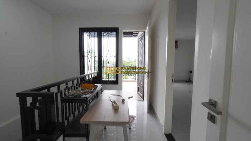 dijual villa komplek jewel park jalan