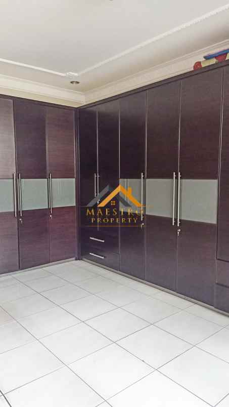 dijual villa komplek padang golf