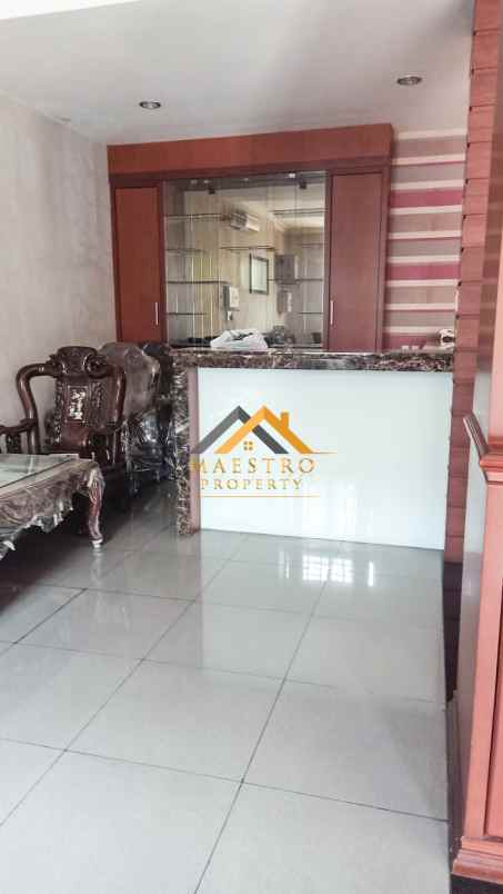 dijual villa komplek padang golf