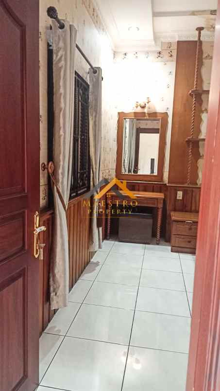 dijual villa komplek padang golf