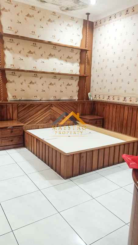 dijual villa komplek padang golf