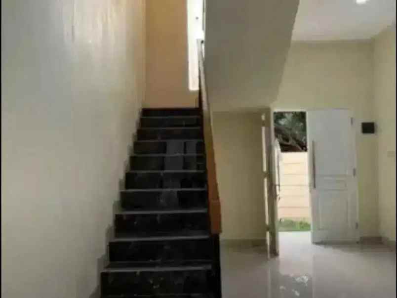 gas rumah 2 lantai baru pondok gede shm imb lengkap