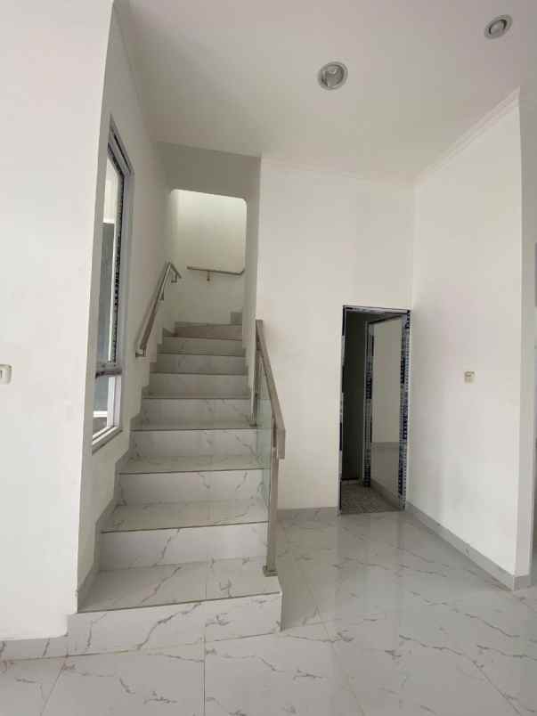 jual rumah 2 lantai grand royale ciracas jakarta timur