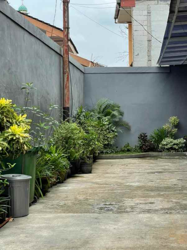 jual rumah butuh uang di condet 2 lantai full furnish