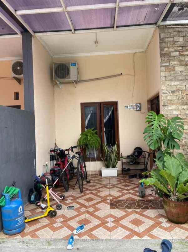 jual rumah butuh uang di condet 2 lantai full furnish