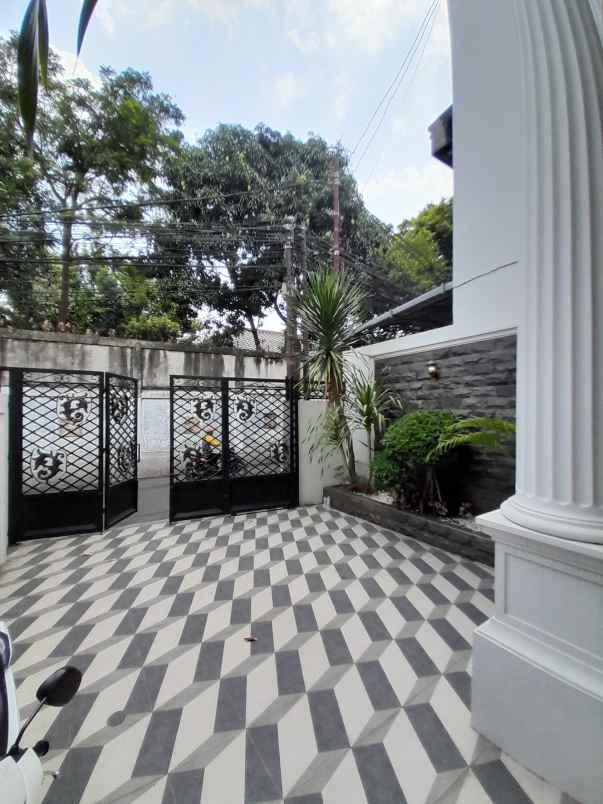 kebaguaan jakarta lt 107 minikolam renang