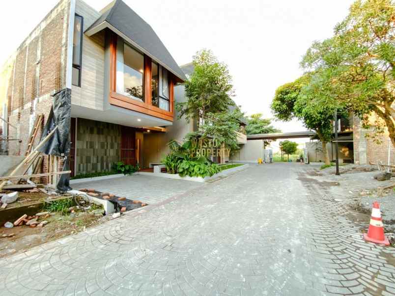 perumahan 2 lantai megah dan mewah di maguwoharjo