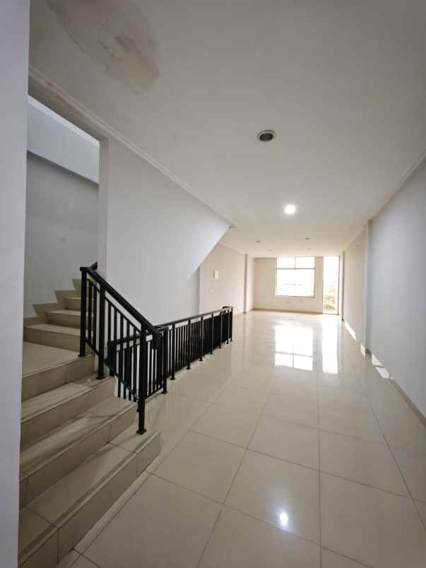 rukan 4 lantai disewakan