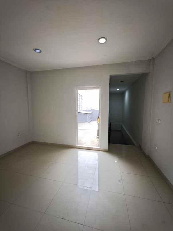 rukan 4 lantai disewakan