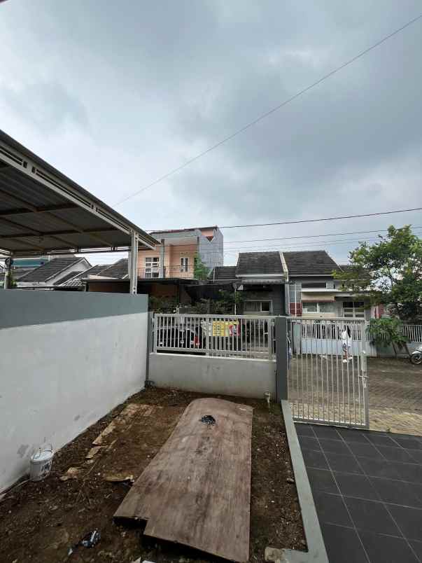 rumah 2 lantai cantik di joyo agung kota malang