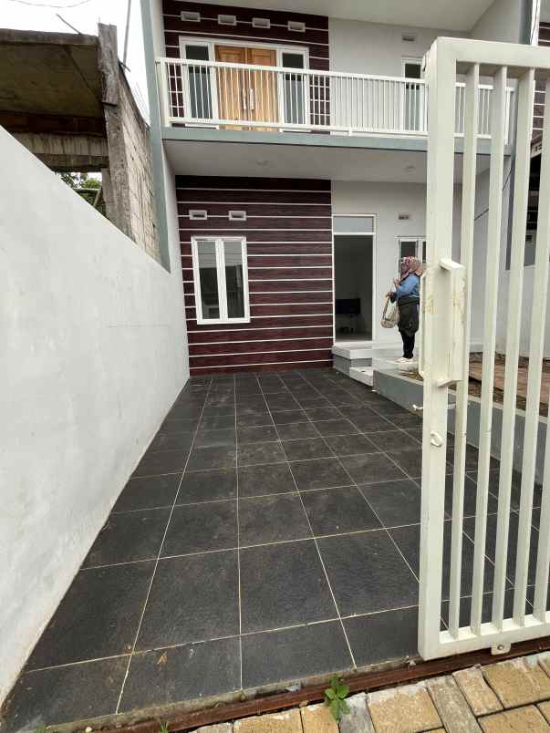 rumah 2 lantai cantik di joyo agung kota malang