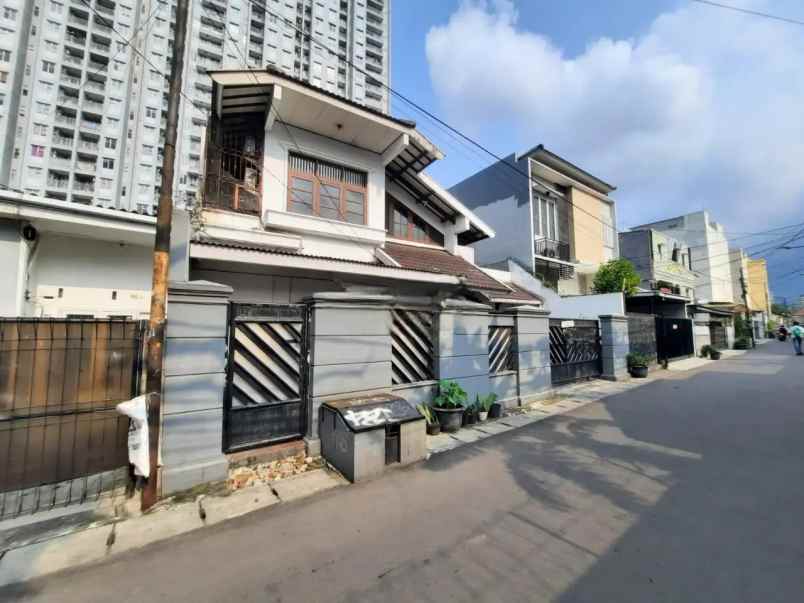 rumah 2 lantai di menteng dalam tebet jakarta selatan