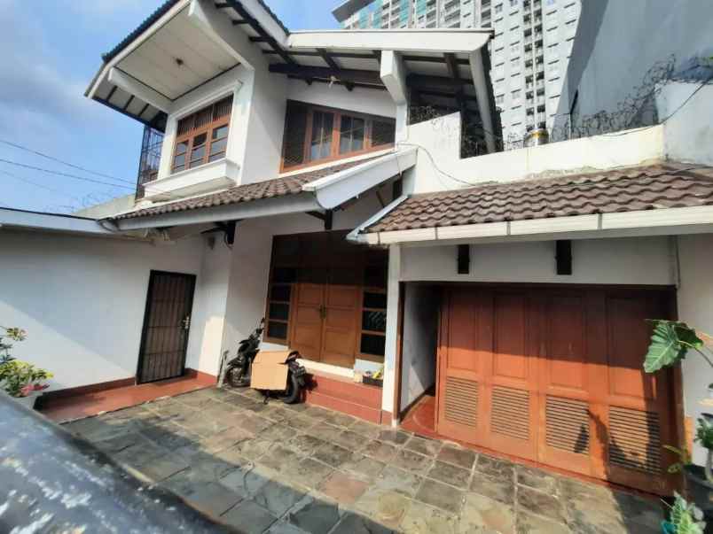 rumah 2 lantai di menteng dalam tebet jakarta selatan