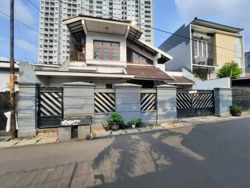 rumah 2 lantai di menteng dalam tebet jakarta selatan