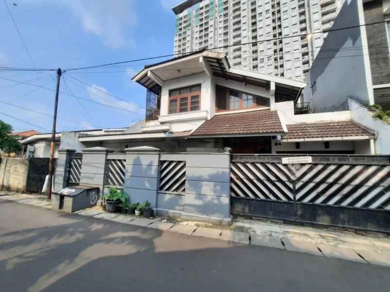 rumah 2 lantai di menteng dalam tebet jakarta selatan