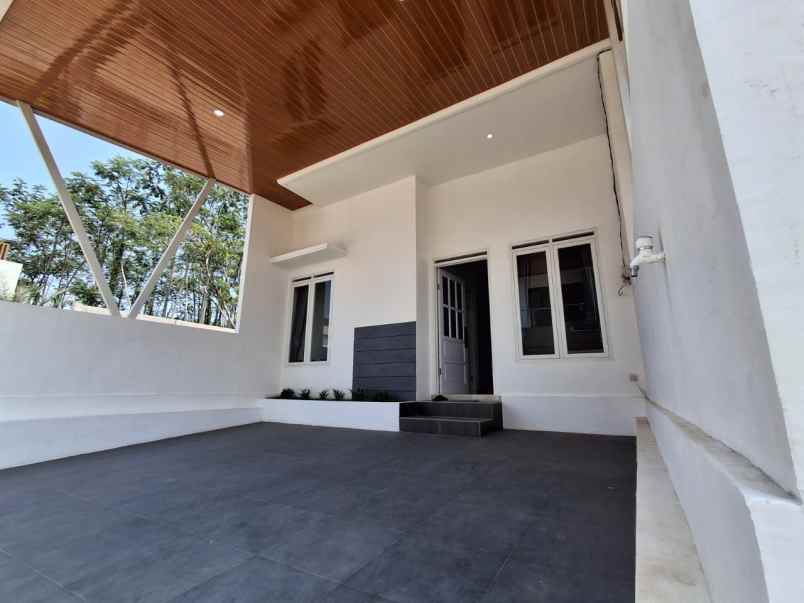 rumah 2 lantai free canopy lokasi dekat kampus binus
