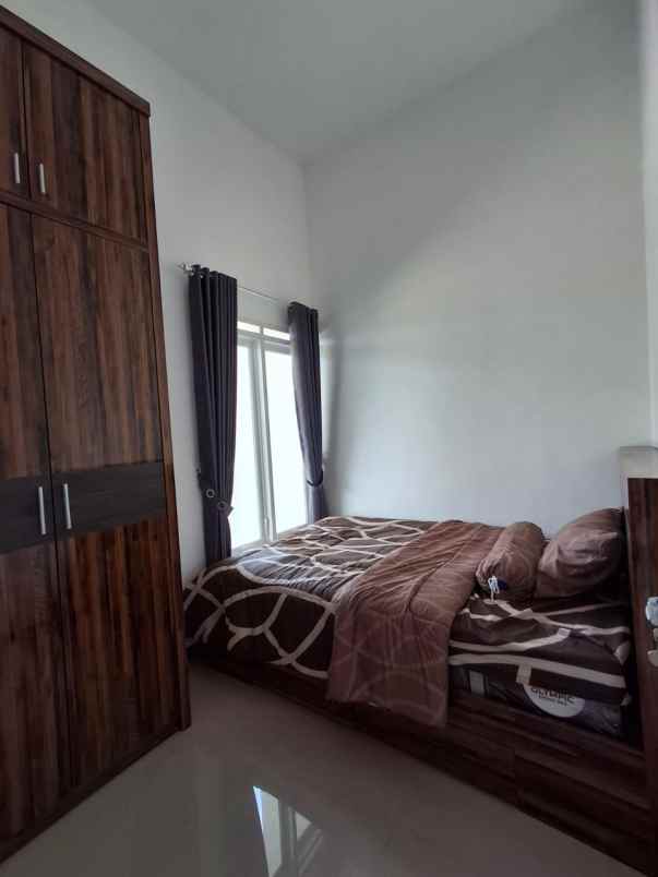 rumah 2 lantai free canopy lokasi dekat kampus binus