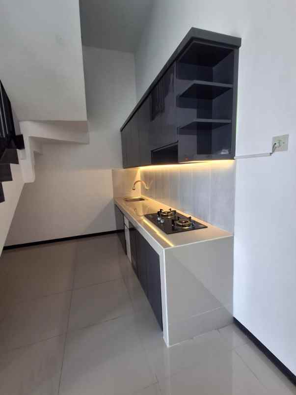 rumah 2 lantai free canopy lokasi dekat kampus binus