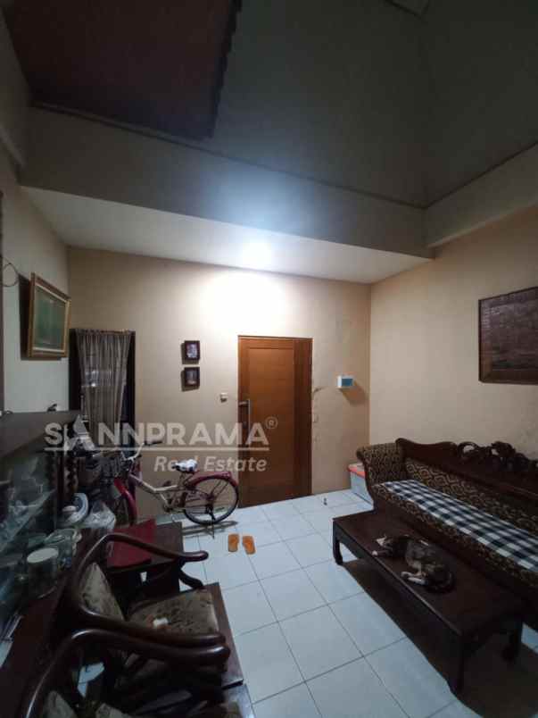 rumah 2 lantai second pinggir jalan serua ciputat rn