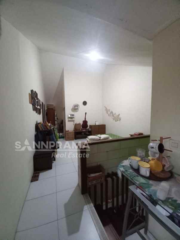 rumah 2 lantai second pinggir jalan serua ciputat rn