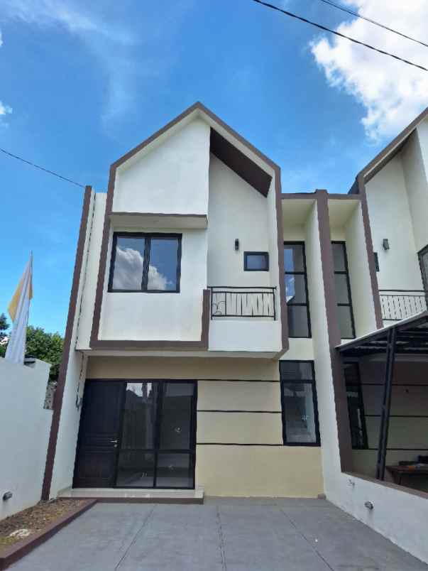 rumah 2 lantai siap huni dekat tol bsd