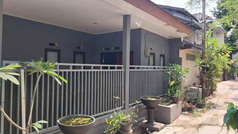 rumah asri dalam komplek jatibening pondok gede