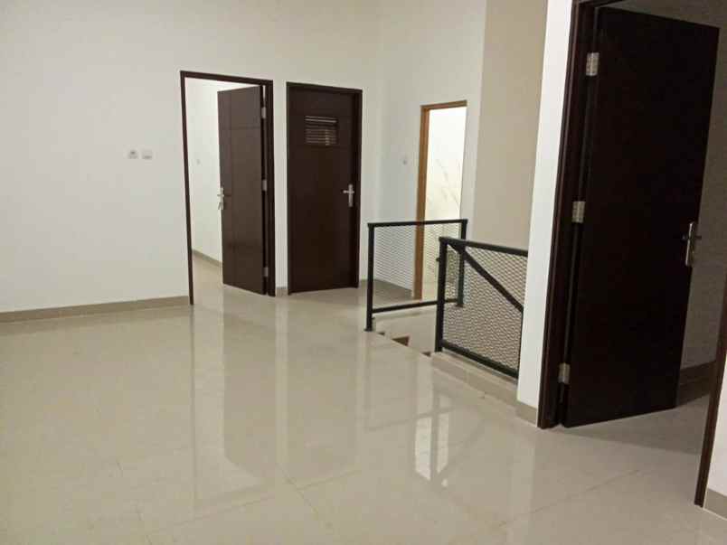 rumah bagus 2 lantai di harapan indah harga nego