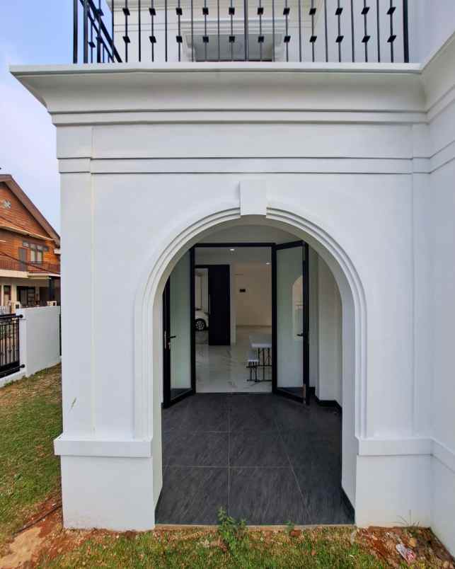 rumah baru modern klasik dengan kolam renang pribadi