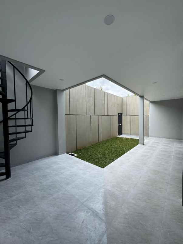 rumah baru siap huni lokasi strategis di area bsd city