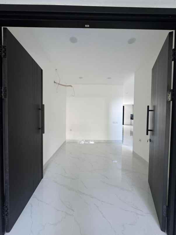 rumah baru siap huni lokasi strategis di area bsd city