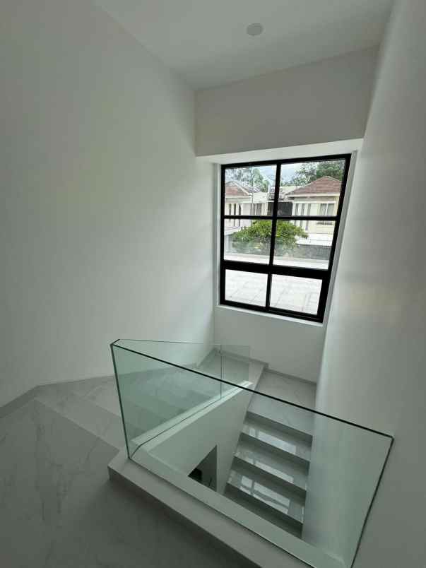 rumah baru siap huni lokasi strategis di area bsd city