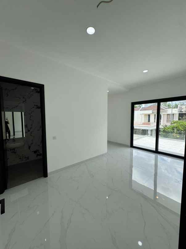 rumah baru siap huni lokasi strategis di area bsd city