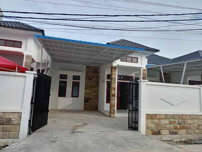 rumah berpagar pribadi type 75 di jalan fajar