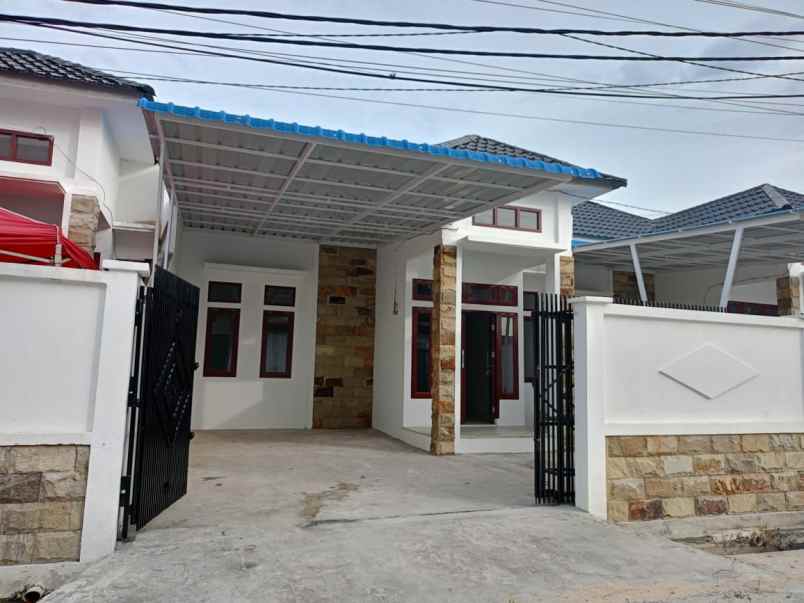 rumah berpagar pribadi type 75 di jalan fajar