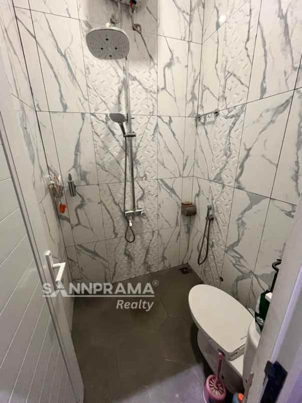 rumah cantik mewah 2 5 lantai shm dan siap huni rilin