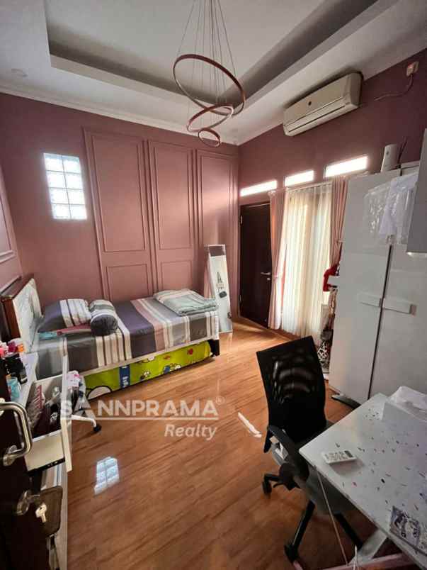 rumah cantik mewah 2 5 lantai shm dan siap huni rilin