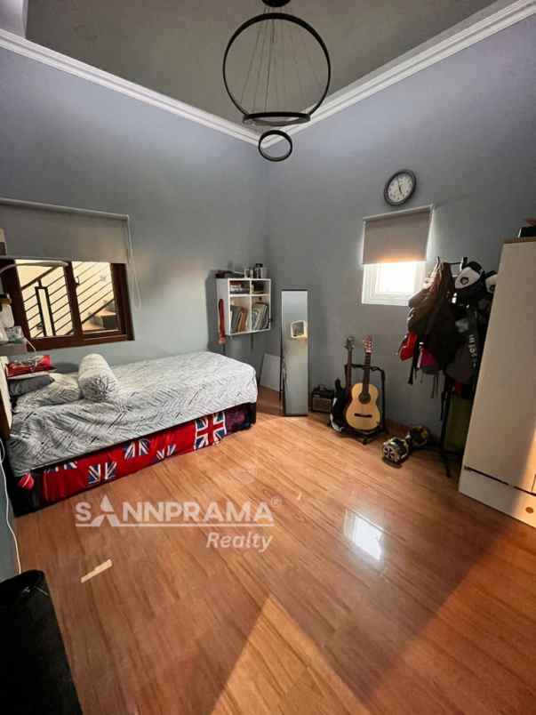 rumah cantik mewah 2 5 lantai shm dan siap huni rilin