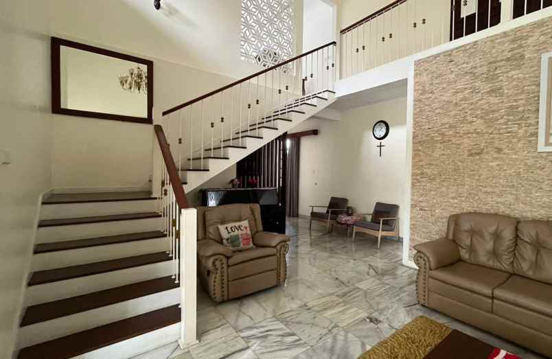 rumah cantik posisi hook di villa cinere mas depok